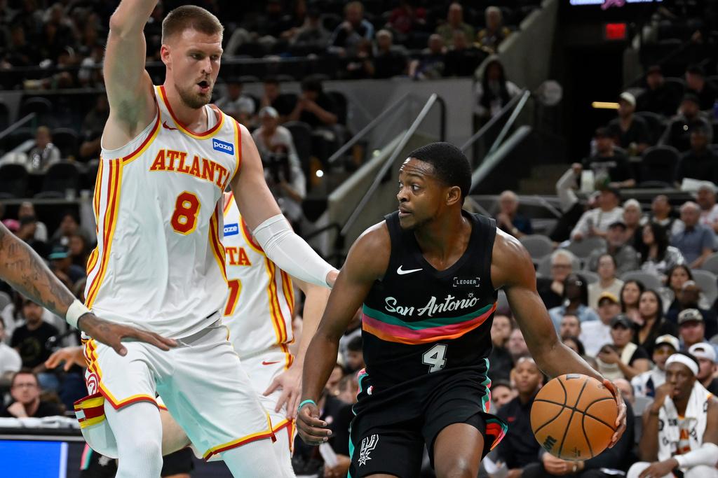 馬刺135:126擊敗鷹隊。(美聯社)