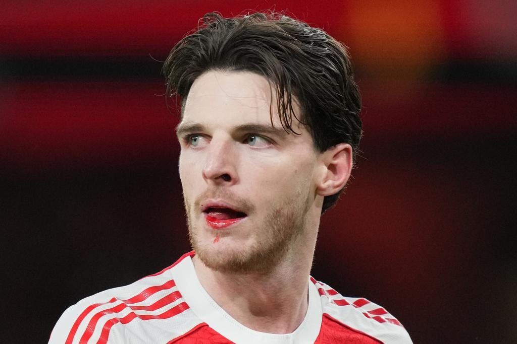 英超|阿仙奴中場迪格蘭賴斯(Declan Rice)戰至嘴部流血。(美聯社)