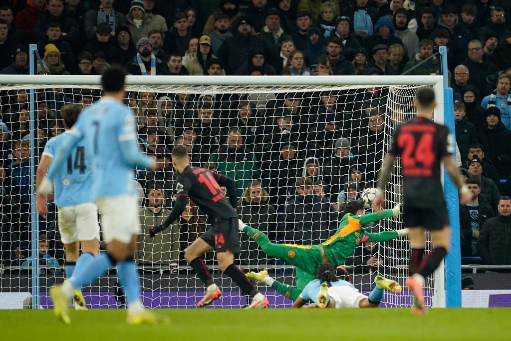 曼城門將查福特(Trafford)被柏德舒希克(Patrik Schick)射破十指關。(美聯社)