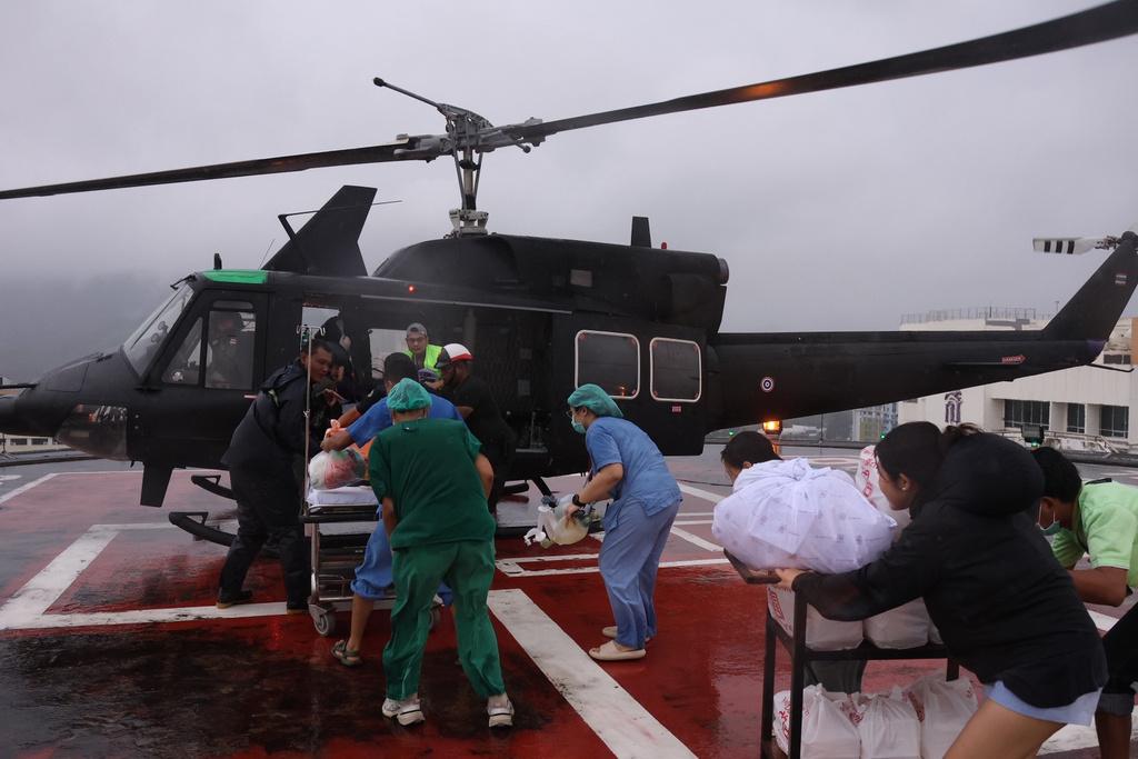 泰國南部嚴重水災,救援人員以直升機運送傷者。(美聯社)
