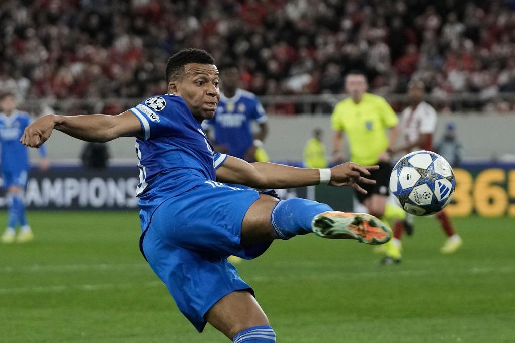 麥巴比對奧林比亞高斯6次起腳入4球。(美聯社)