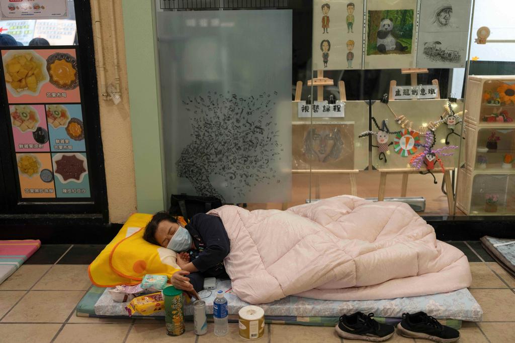 大埔宏福苑五級火,居民到附近廣福商場留宿席地而睡。(美聯社)