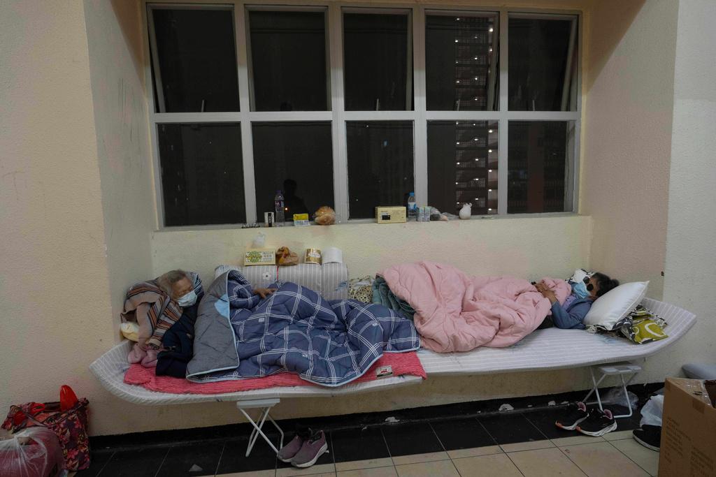 大埔宏福苑五級火,居民到附近廣福商場留宿席地而睡。(美聯社)