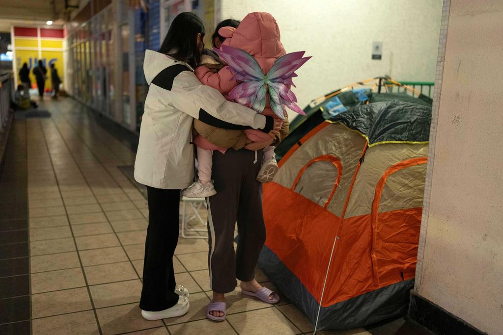 大埔宏福苑五級火,居民到附近廣福商場留宿席地而睡。(美聯社)