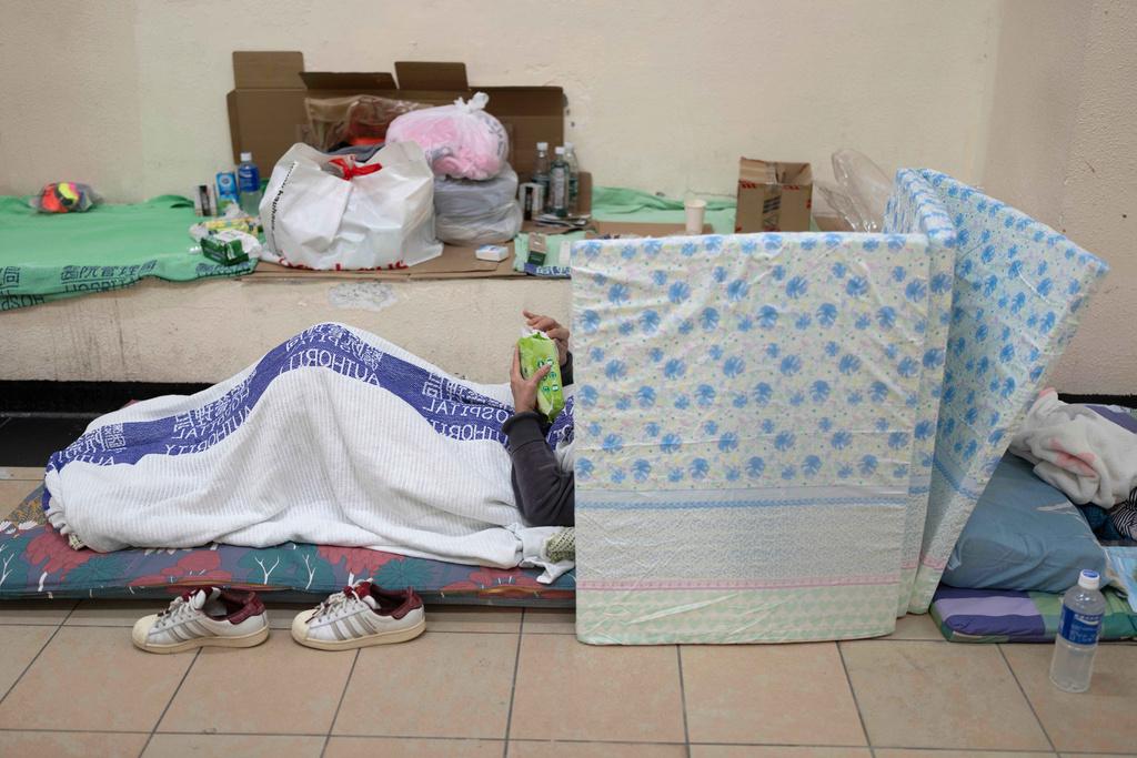 大埔宏福苑五級火,居民到附近廣福商場留宿席地而睡。(美聯社)