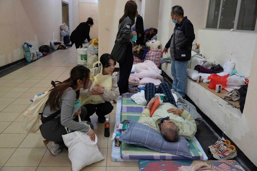 大埔宏福苑五級火,居民到附近廣福商場留宿席地而睡。(美聯社)
