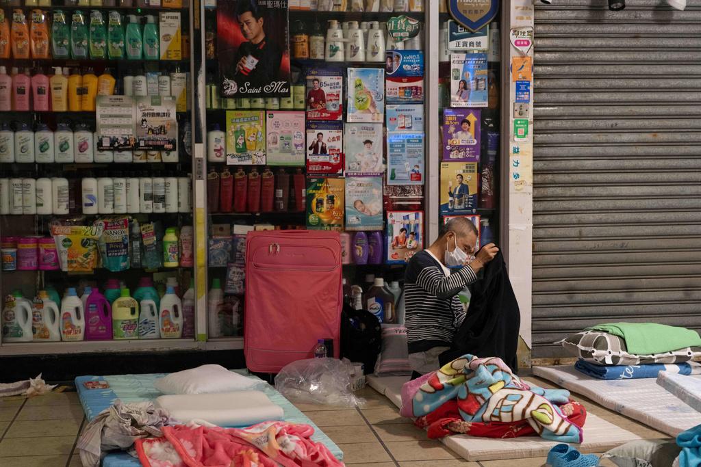 大埔宏福苑五級火,居民到附近廣福商場留宿席地而睡。(美聯社)