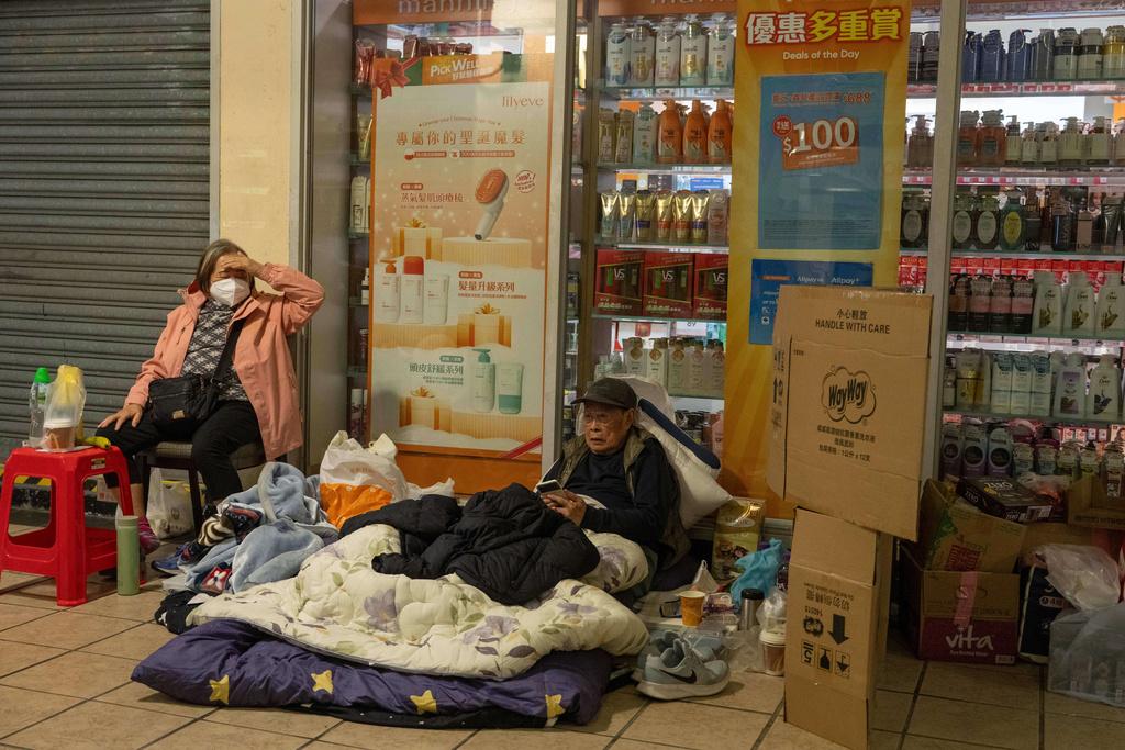 大埔宏福苑五級火,居民到附近廣福商場留宿席地而睡。(美聯社)