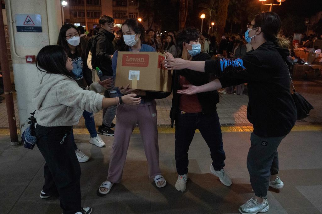 大埔宏福苑五級火,不少市民自發捐贈衣物、床鋪、食物飲品等救災物資,也有義工主動通宵在廣福邨平台協助整理分發給有需要的人。(美聯社)