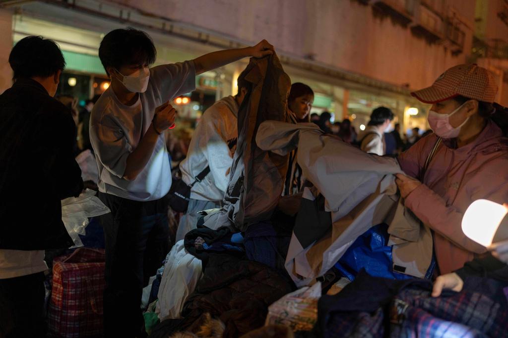 大埔宏福苑五級火,不少市民自發捐贈衣物、床鋪、食物飲品等救災物資,也有義工主動通宵在廣福邨平台協助整理分發給有需要的人。(美聯社)