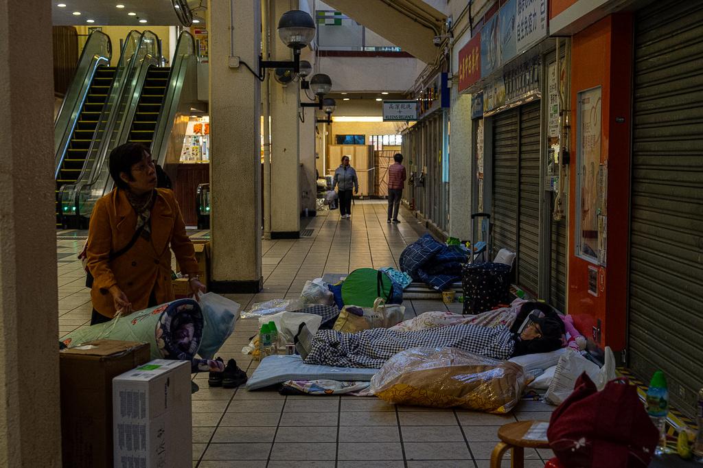 大埔宏福苑五級火,居民到附近廣福商場留宿席地而睡。(美聯社)