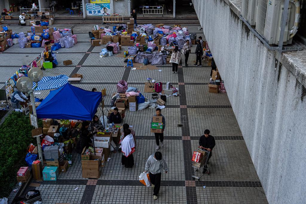 大埔宏福苑五級火,不少市民自發捐贈衣物、床鋪、食物飲品等救災物資,也有義工主動通宵在廣福邨平台協助整理分發給有需要的人。(美聯社)