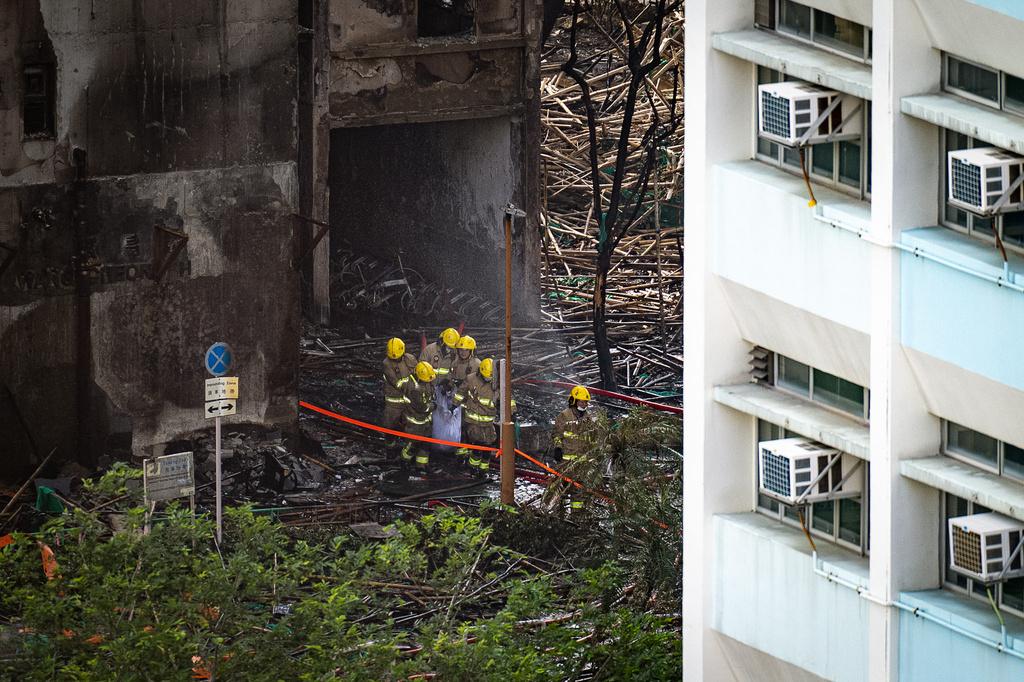 大埔宏福苑五級火,消防抬出遺體。(美聯社)