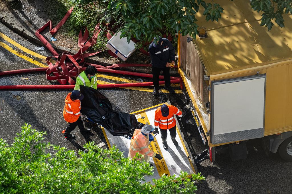 大埔宏福苑五級火,當局抬出遺體。(美聯社)