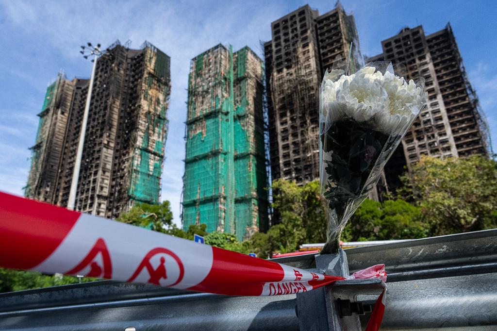 大埔宏福苑五級火,不少人到廣福社區會堂觀看死者照片辨認是否失聯家人,有人離開時痛哭。(美聯社)
