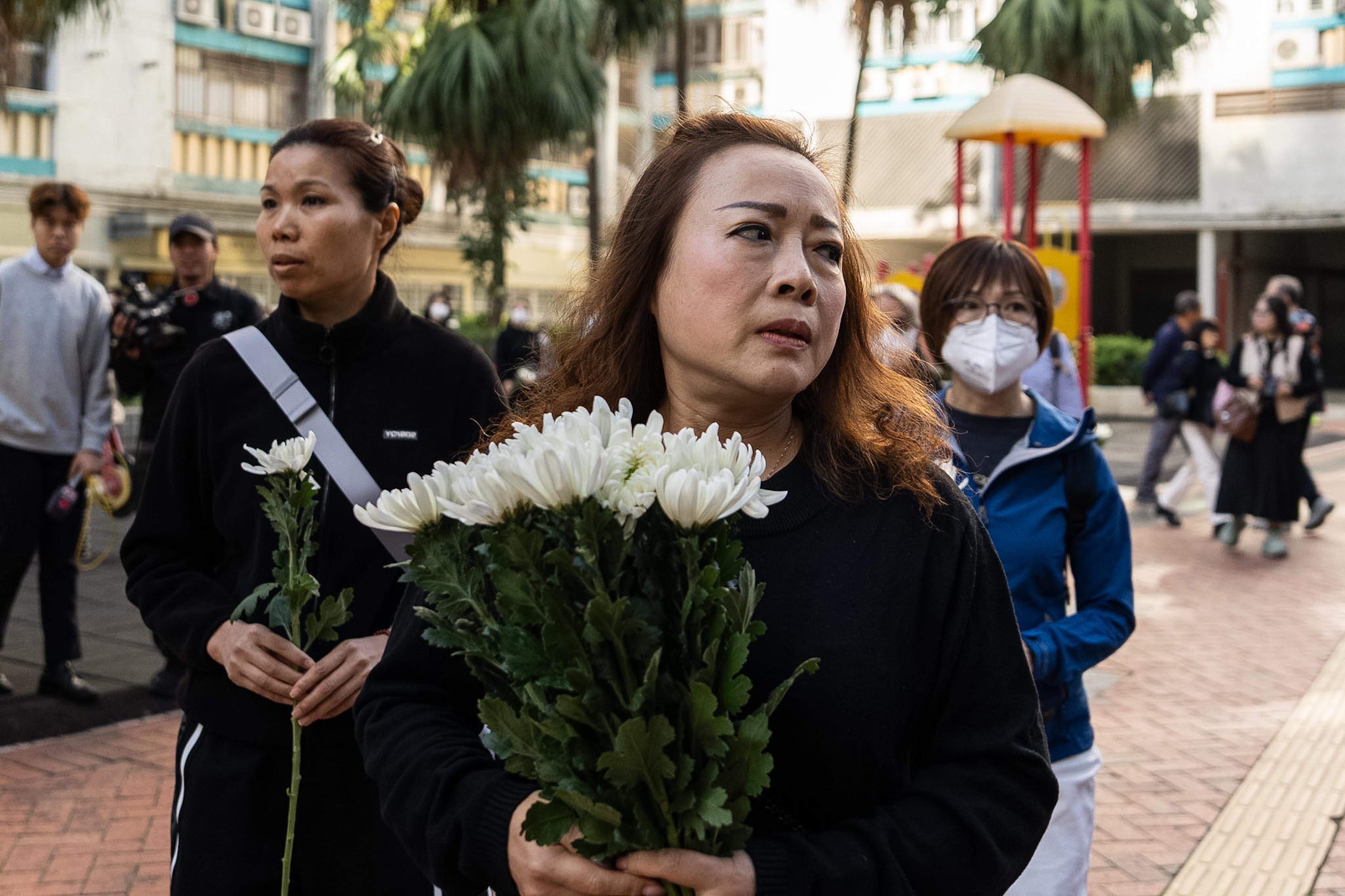 大埔宏福苑五級火,現場繼續圍封,有市民到場獻花。(美聯社)
