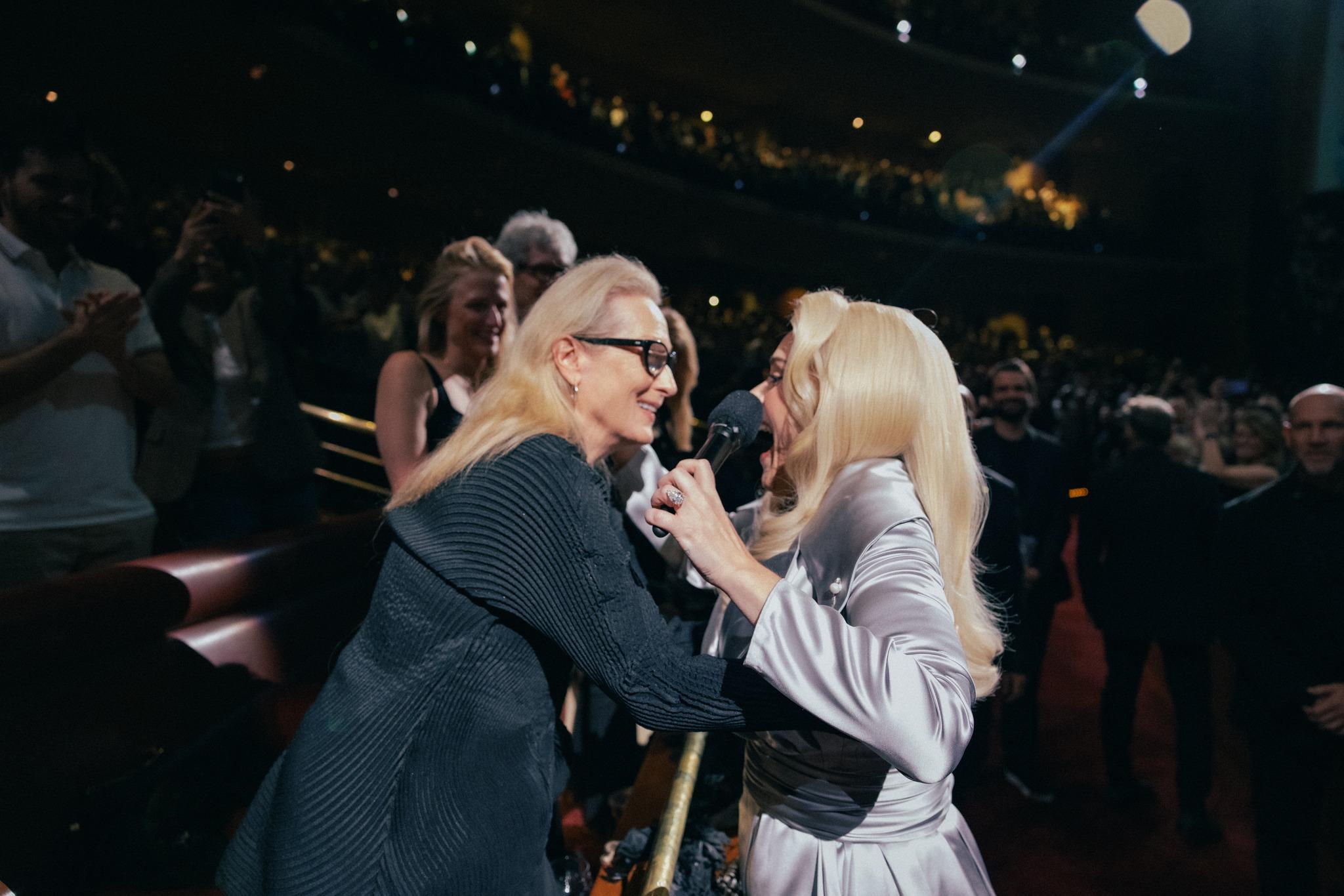 已搬到美國的Adele,與荷李活關係要好,連影后梅麗史翠普都去捧她的場。