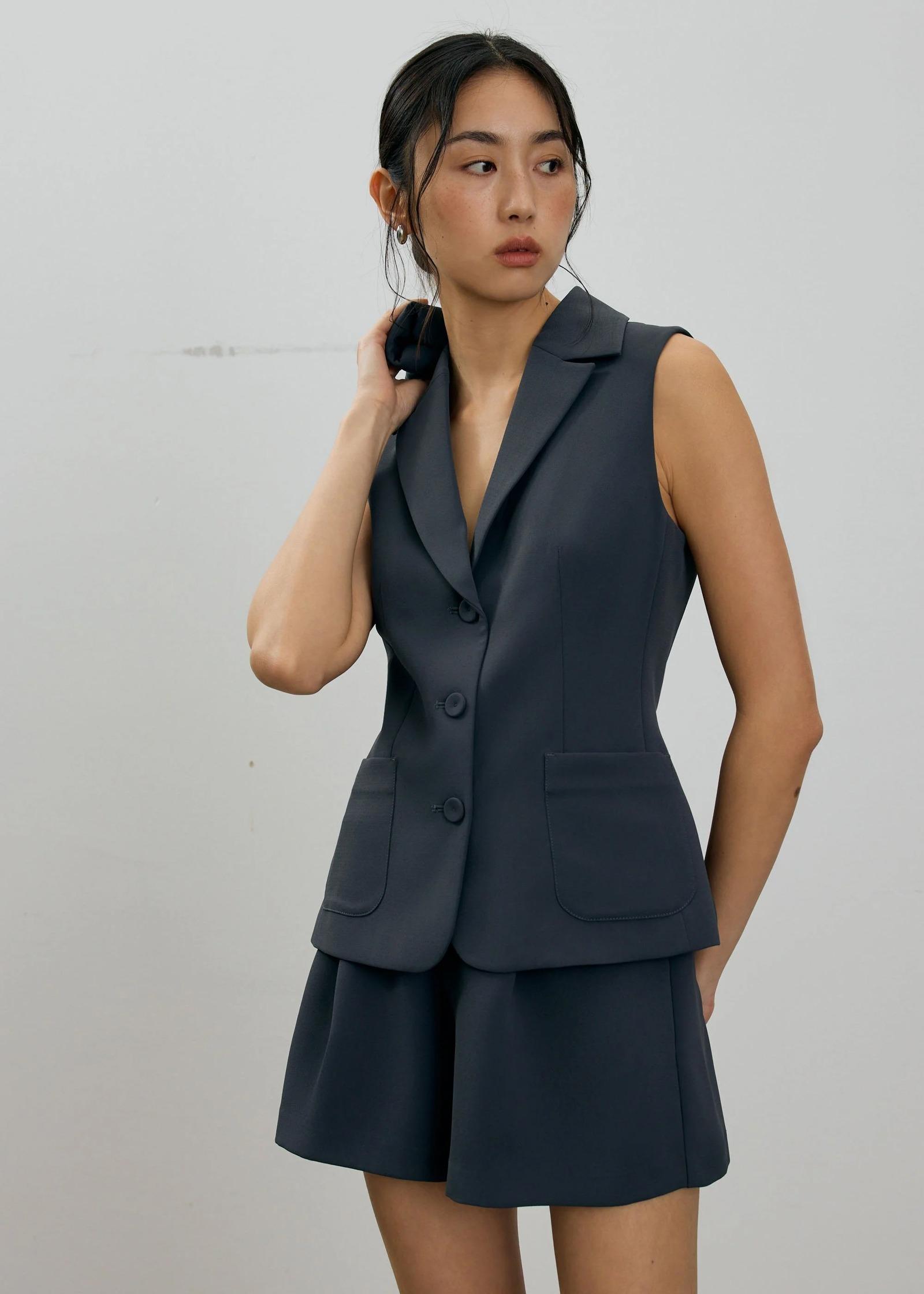 Aika Lightweight Tailored Button Down Vest Top (Slate Blue) 原價:$389、優惠價:$265 (68折)
