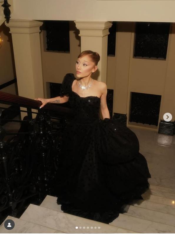 Ariana Grande在IG上載出席倫敦首映禮靚相。