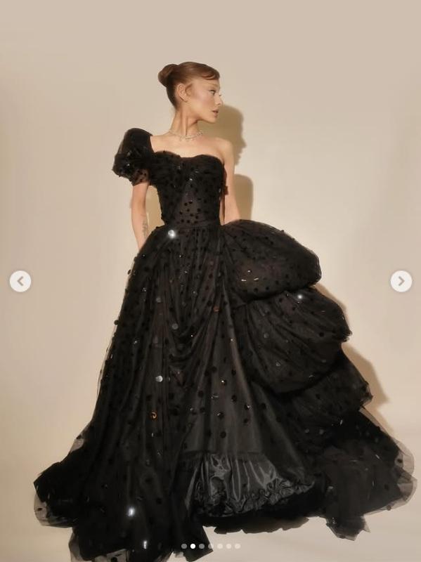 在相中的Ariana Grande臉頰凹陷。