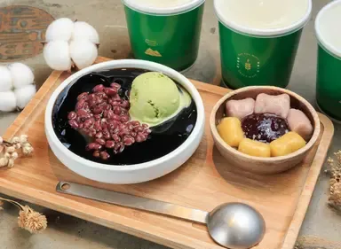 抹茶嫩仙草盛盤