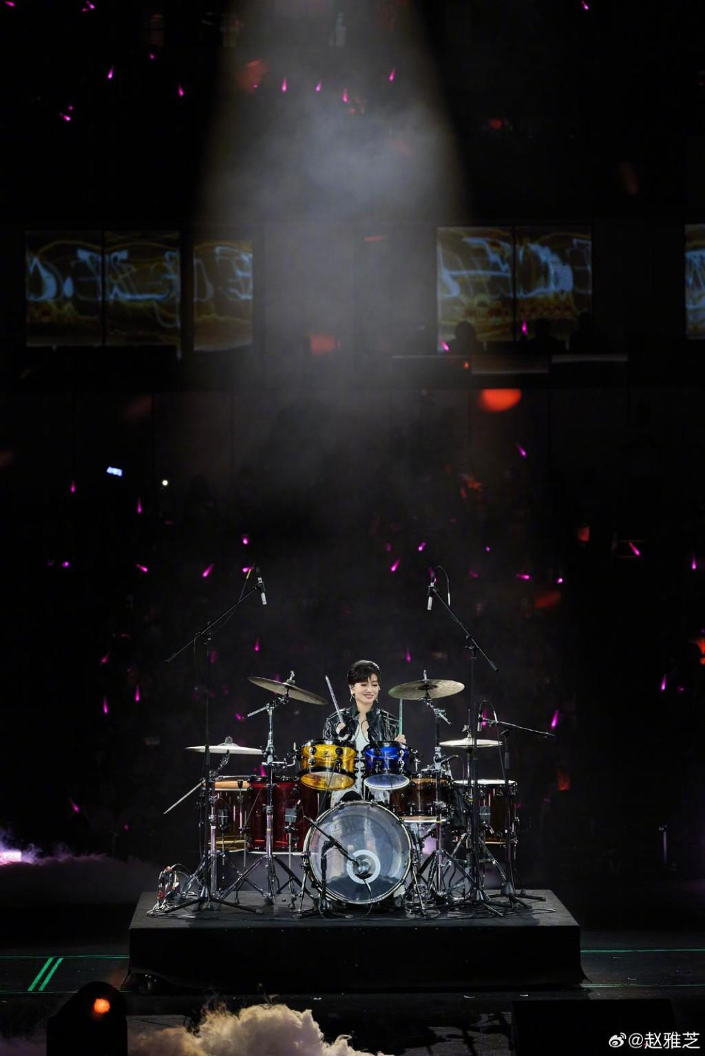 趙雅芝在派對上使盡渾身解數。