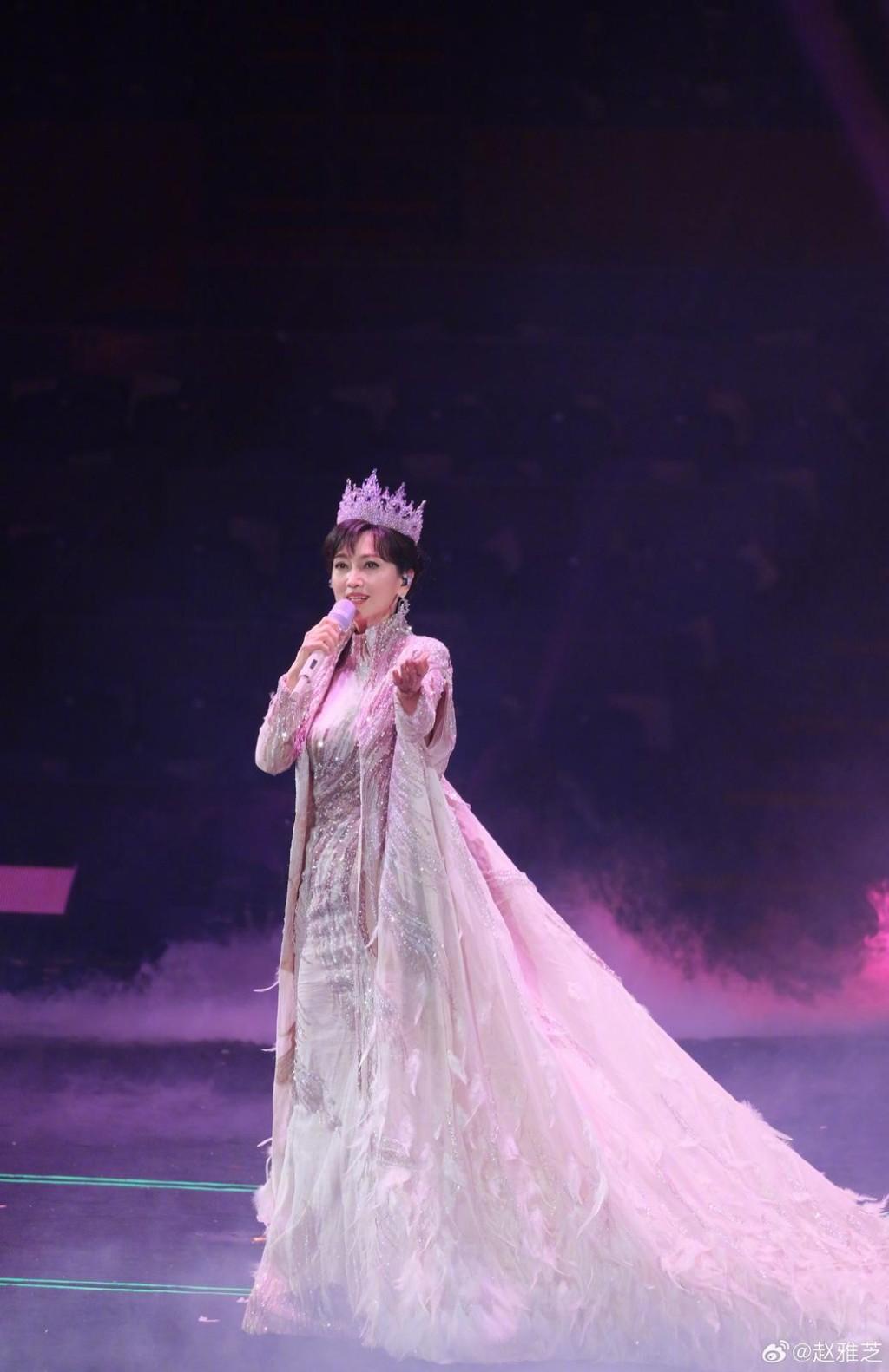 趙雅芝在派對上使盡渾身解數。