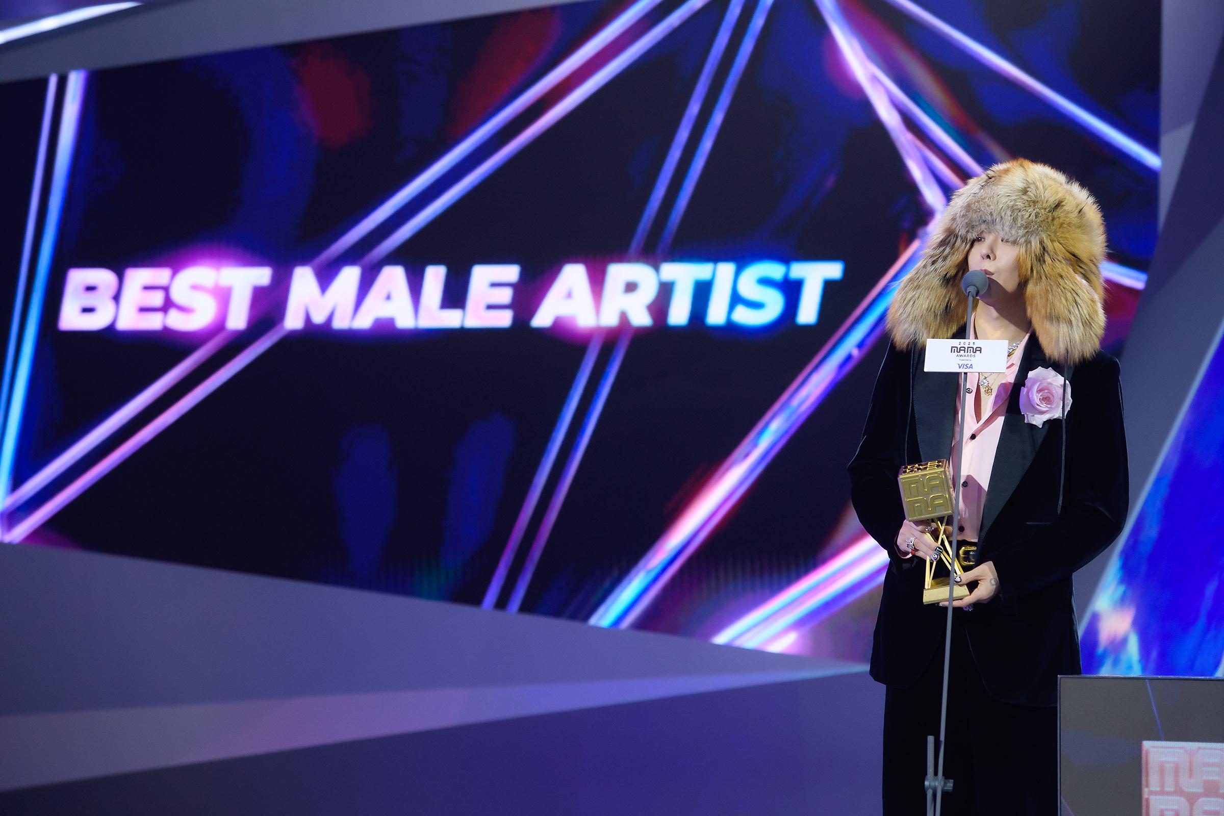 G-DRAGON榮獲《2025 MAMA AWARDS》的BEST MALE ARTIST獎。