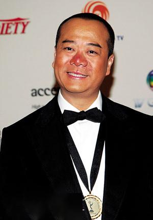 歐陽震華當年的樣子像被人打腫了一樣。