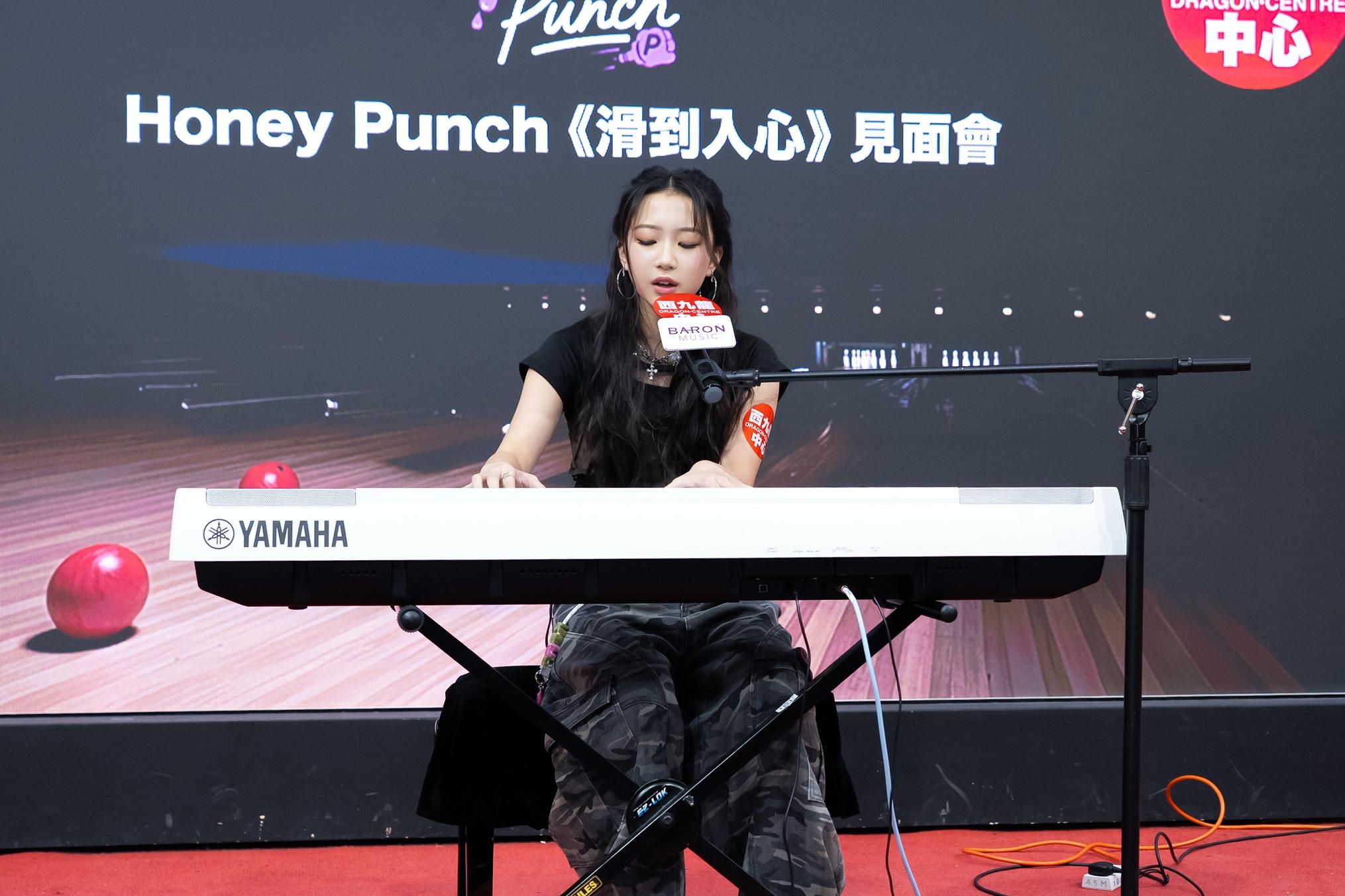 於鋼琴前自彈自唱的Keira。