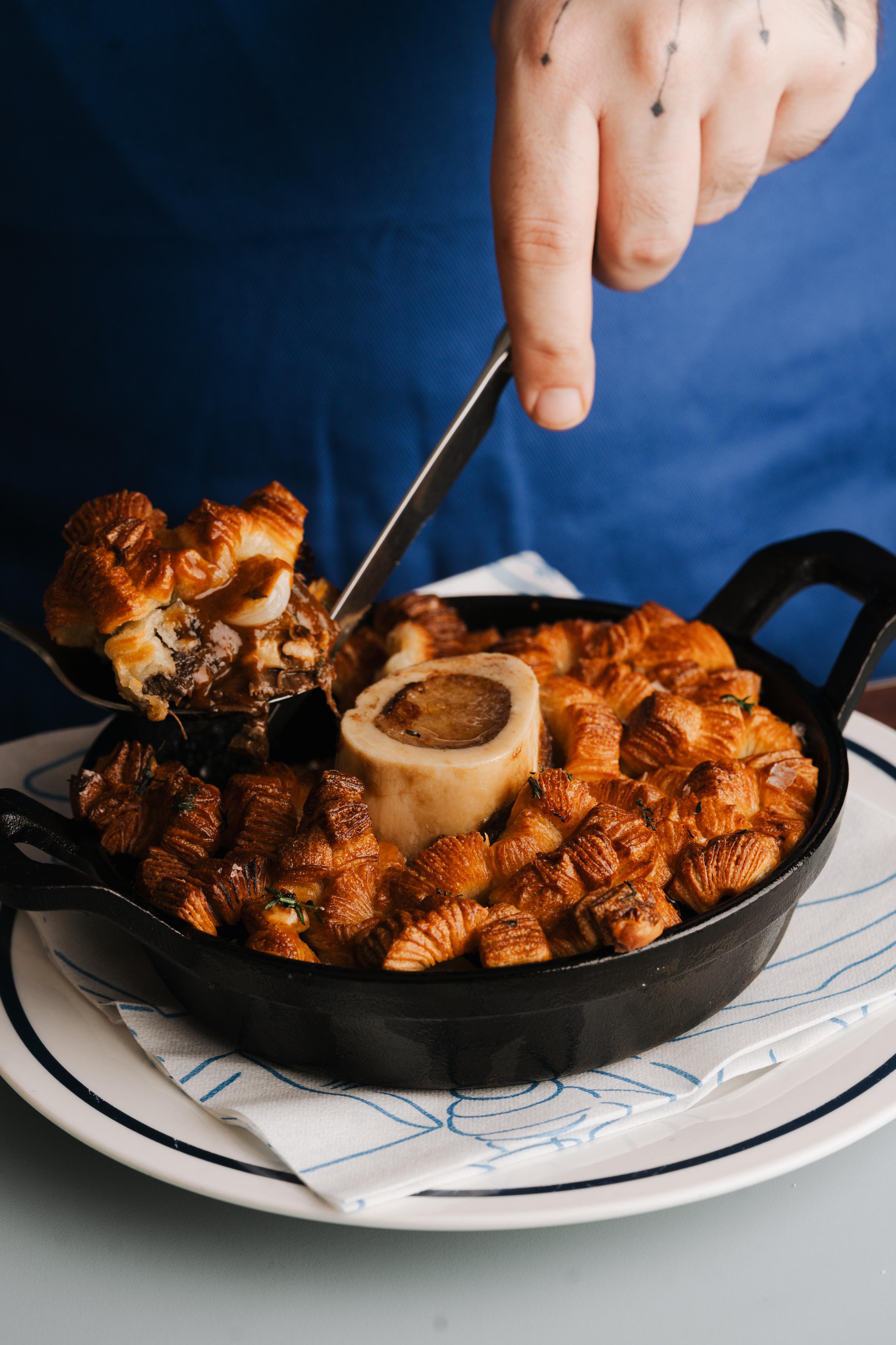 牛骨髓和牛面頰酥皮批($288)慢煮和牛嫩腍juicy,牛角酥皮層層酥化鬆軟,天然牛脂香氣提升體整風味。