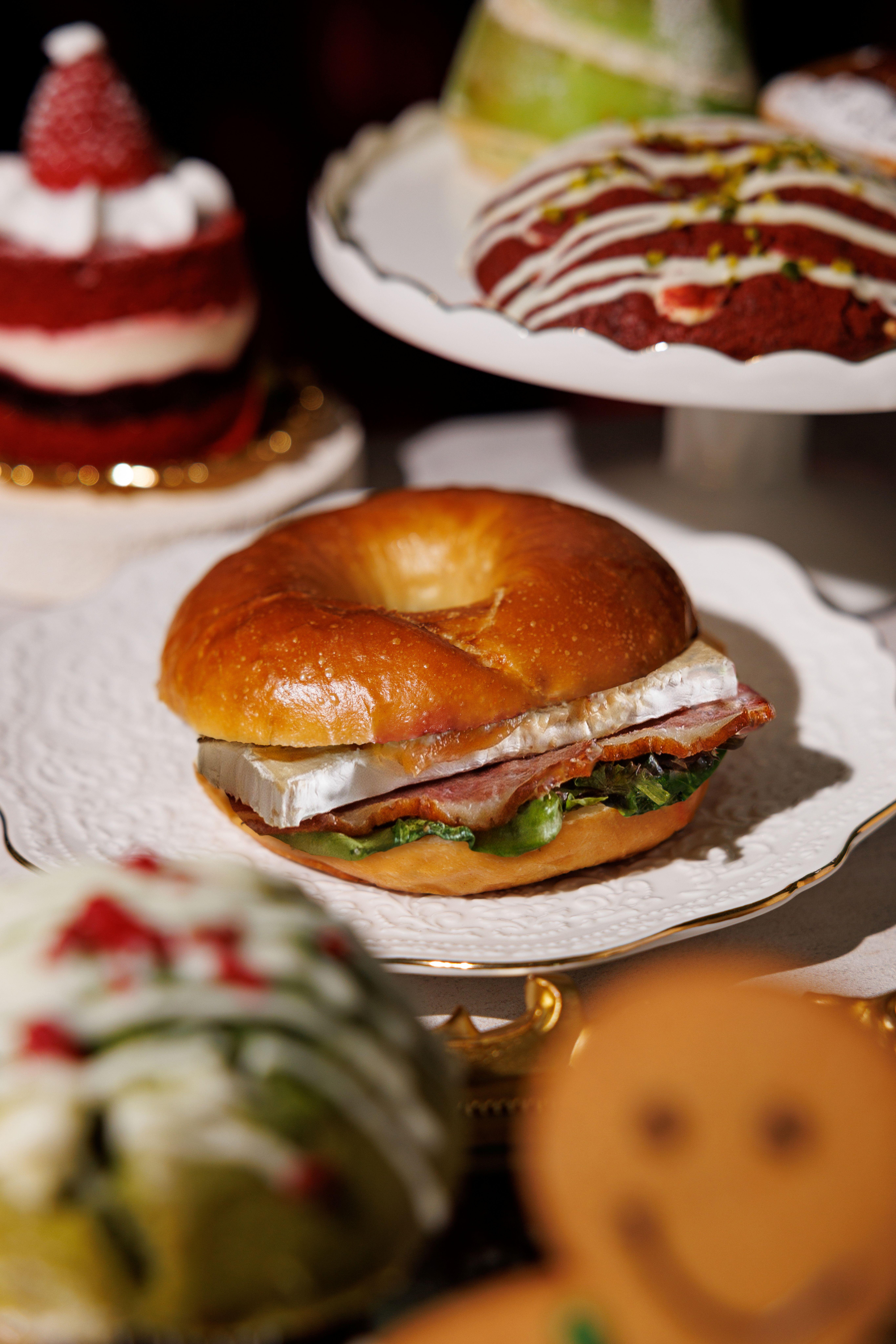 布利芝士煙肉焦糖洋蔥貝果三文治