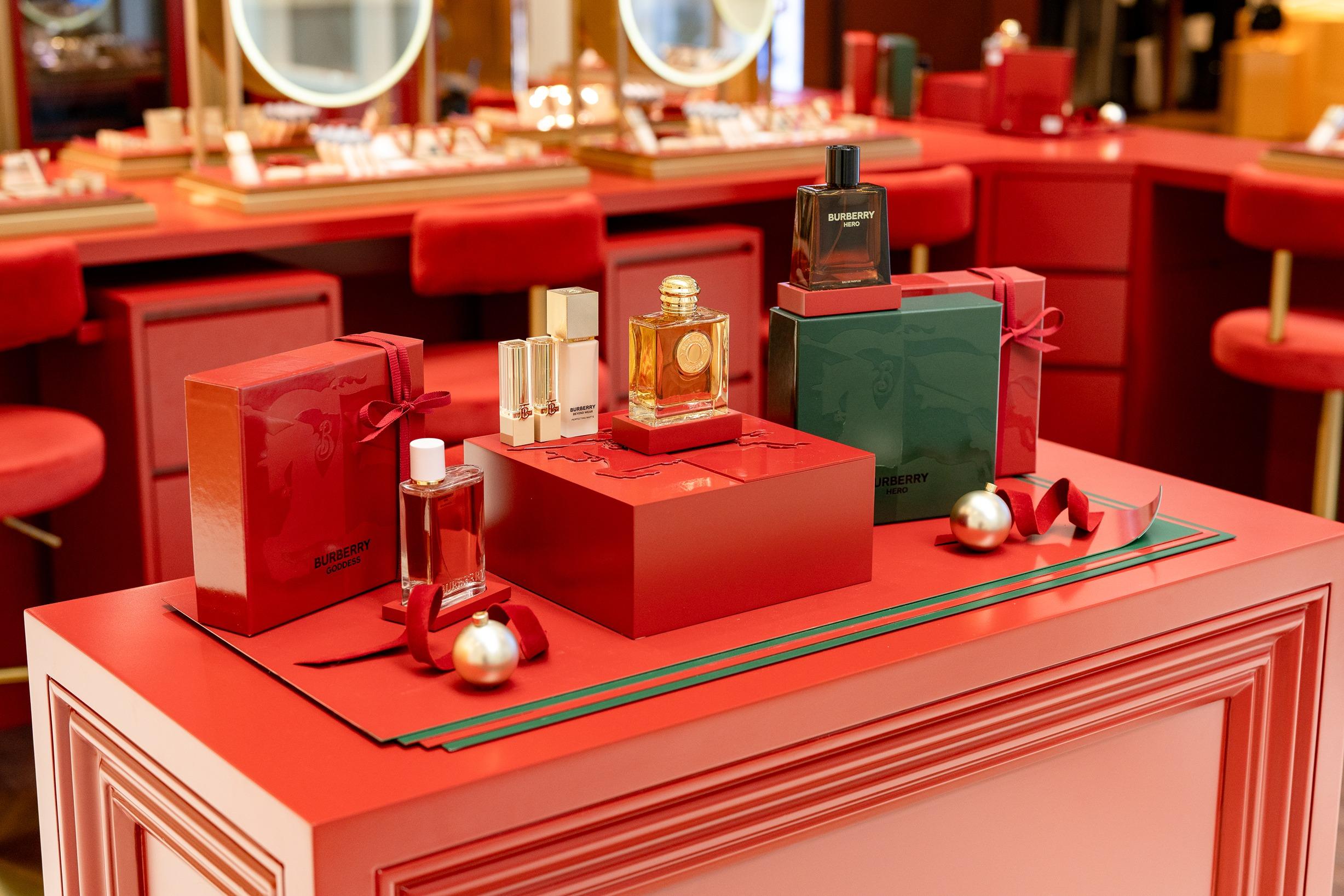 BURBERRY BEAUTY節日限定店展示一系列香氛及彩妝產品