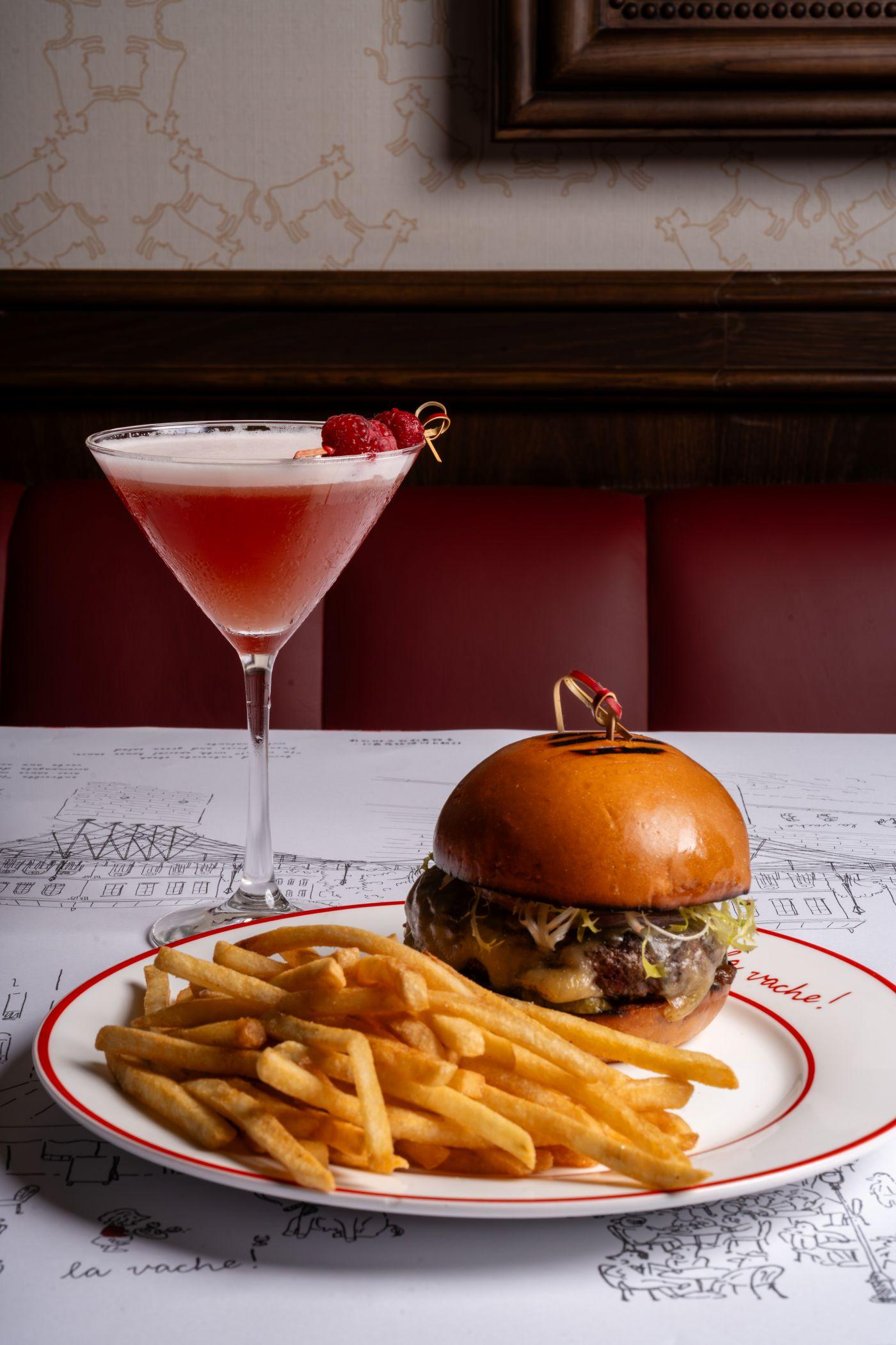 經典漢堡Burger Maison($238)以奶油麵包、焦糖洋蔥與熱溶Raclette芝士組成。