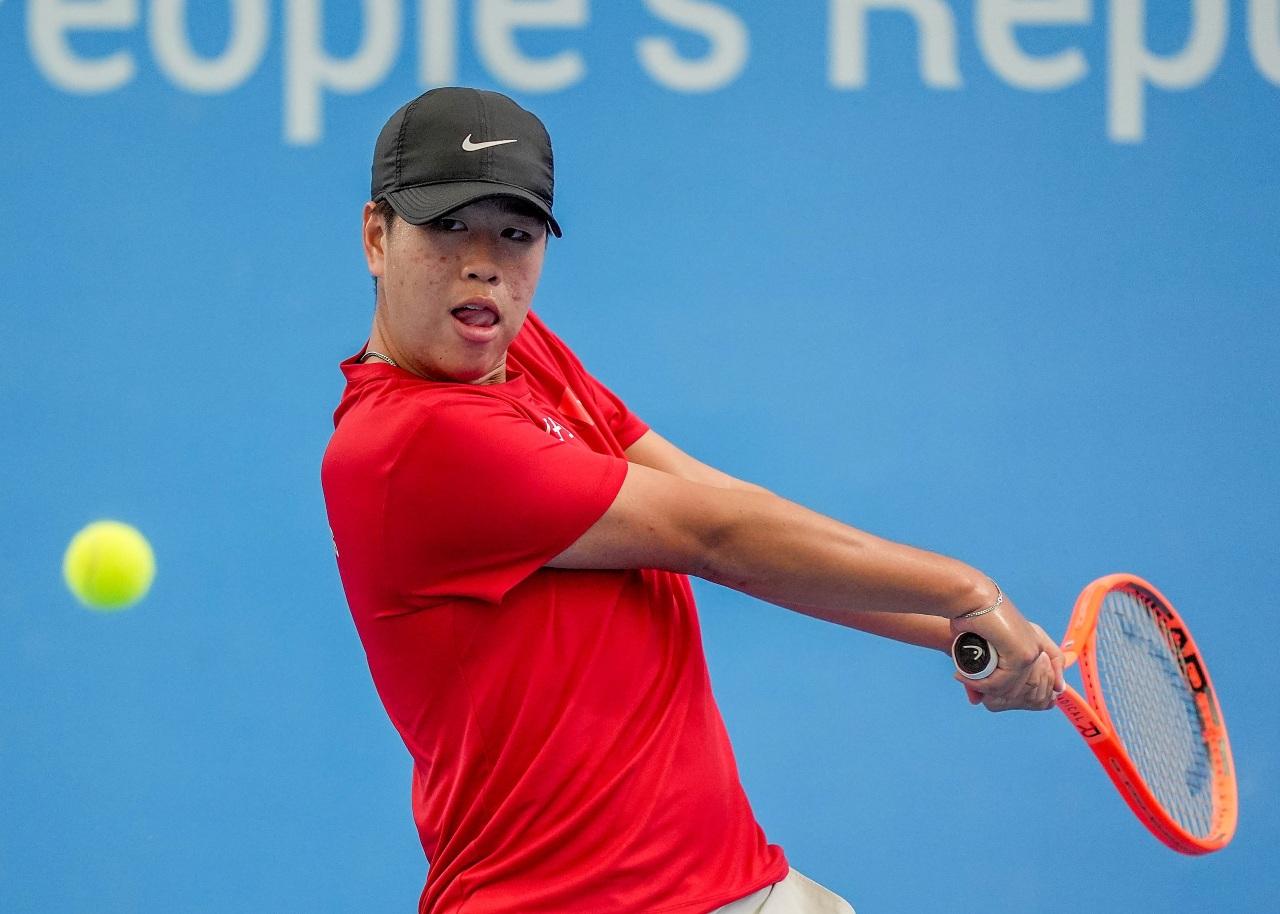 全運會|香港隊鄭肇致以1比2不敵江蘇隊選手胡佳。(新華社)