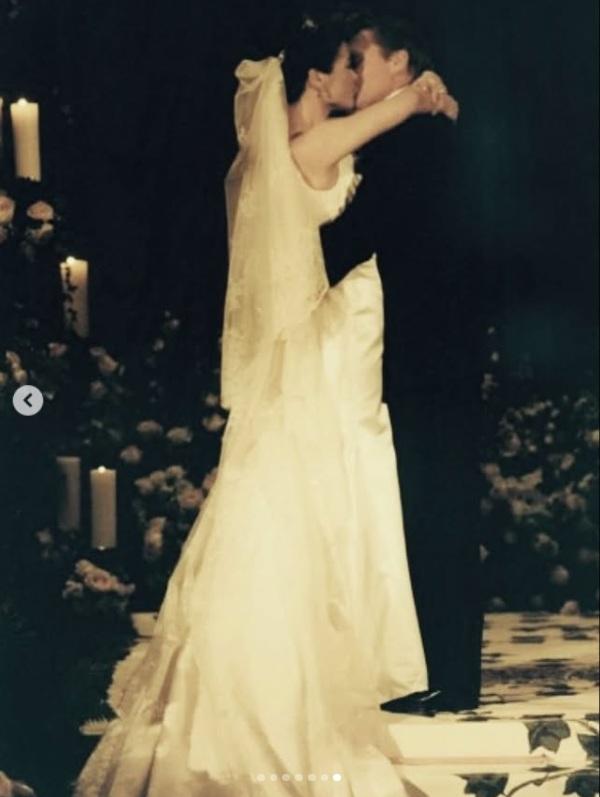 在婚禮上深情擁吻。