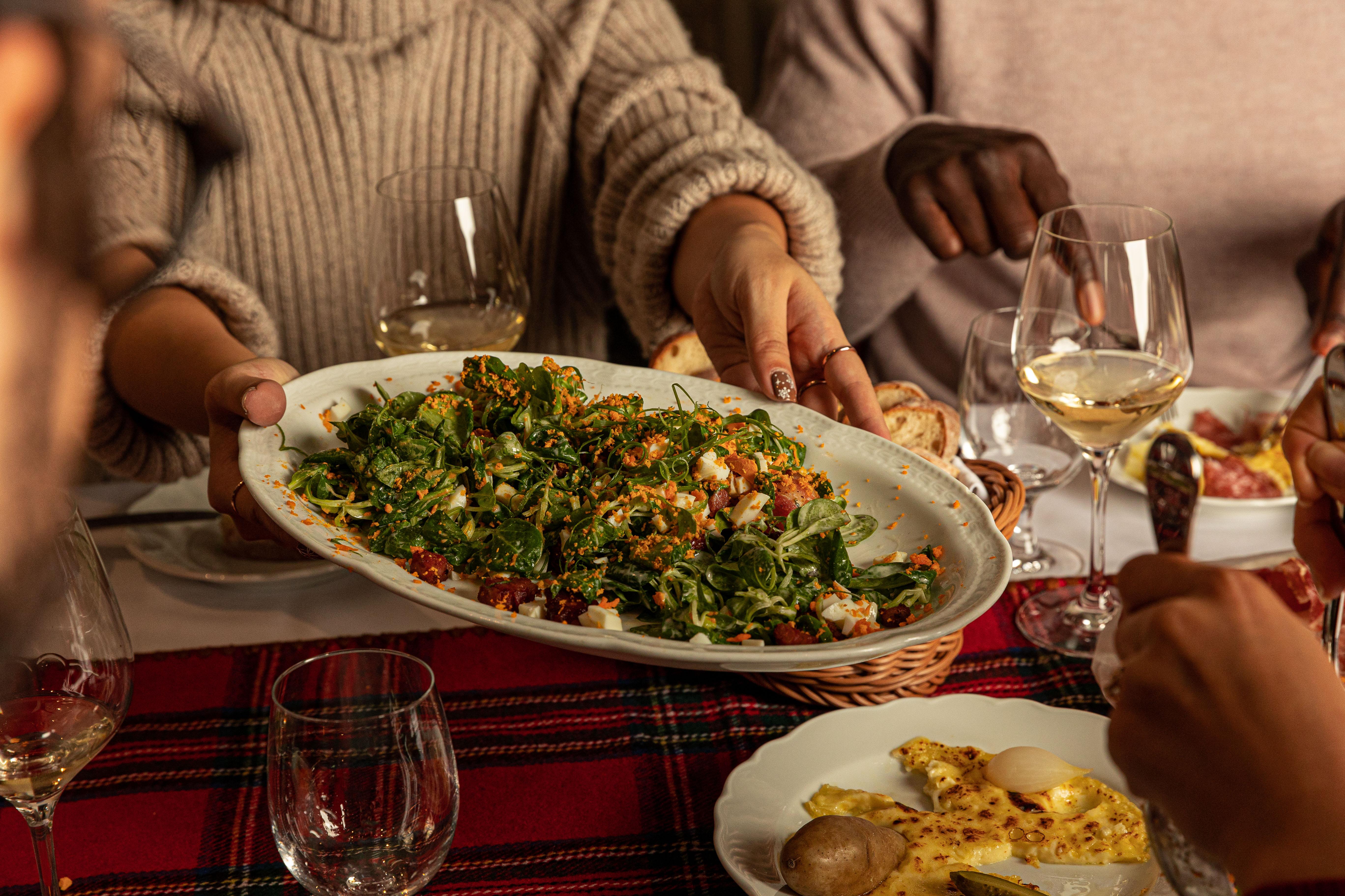 侍酒師團隊精心挑選一系列法國和瑞士佳釀,提供三款餐酒配搭菜單。