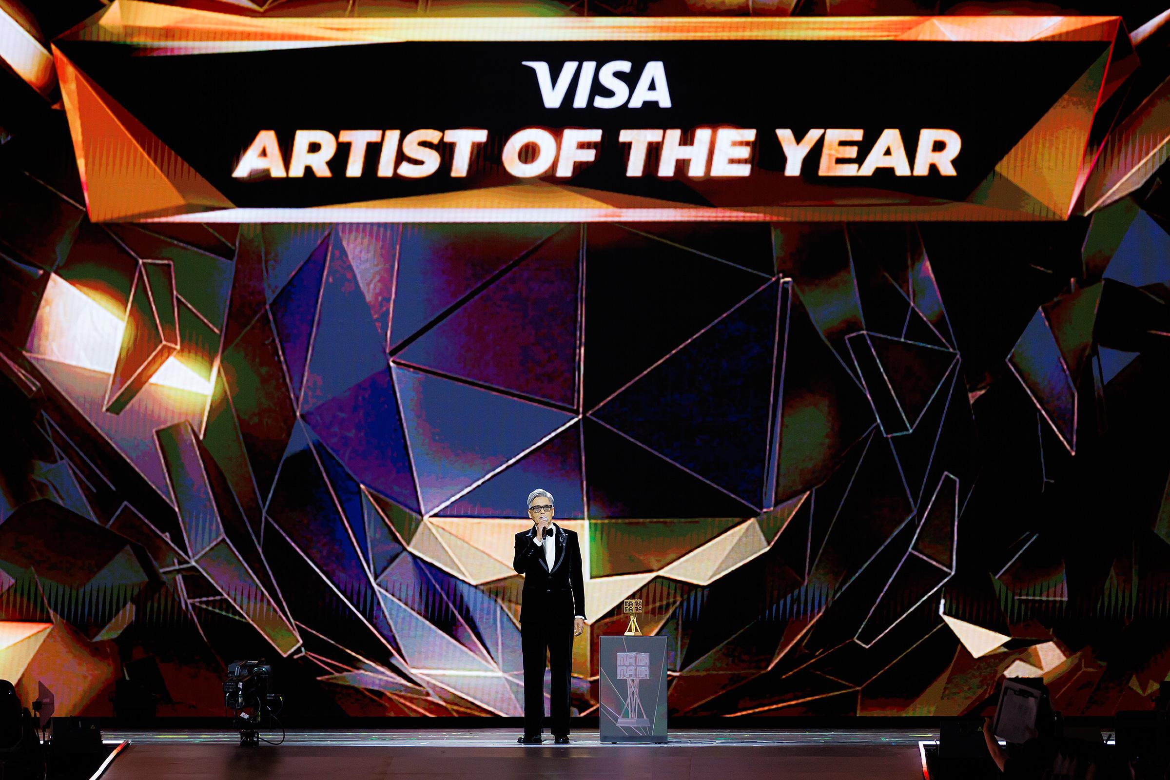 周潤發在《2025 MAMA AWARDS》頒發Artist Of The Year大獎。