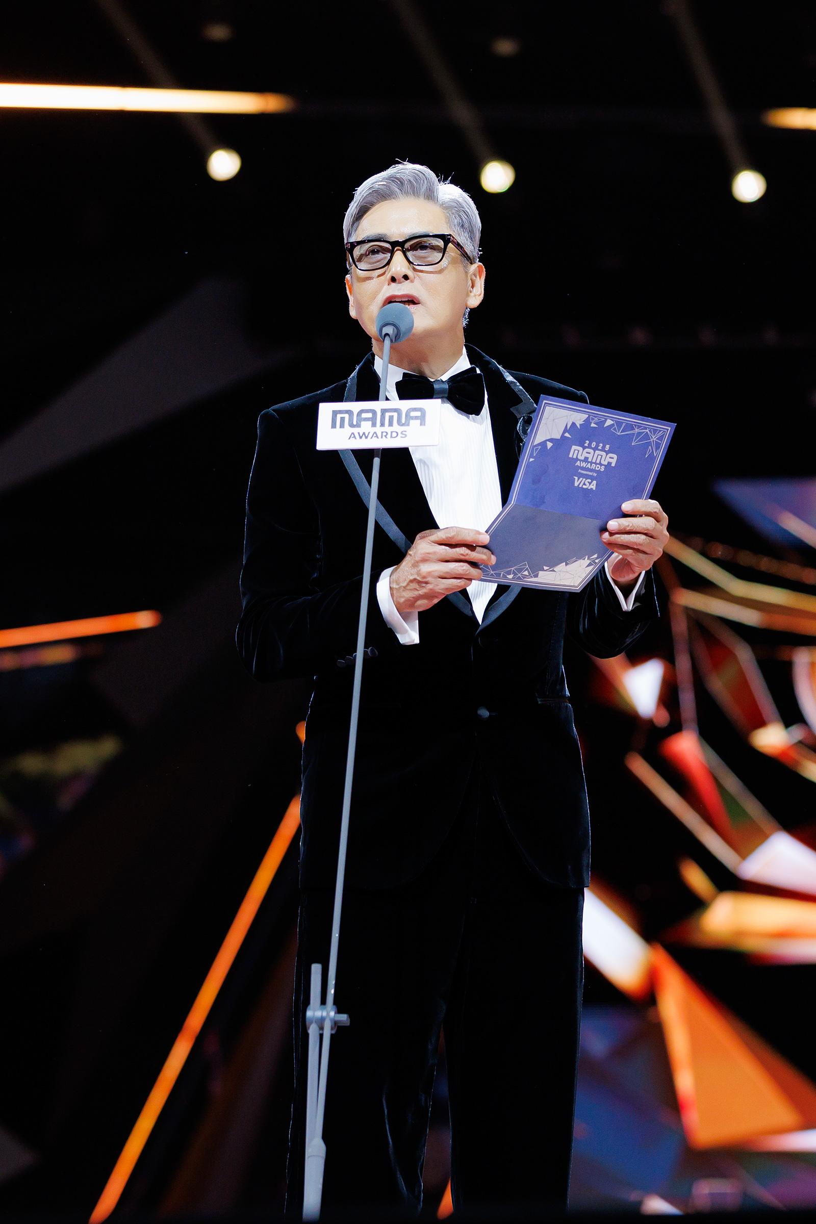周潤發在《2025 MAMA AWARDS》頒發Artist Of The Year大獎。