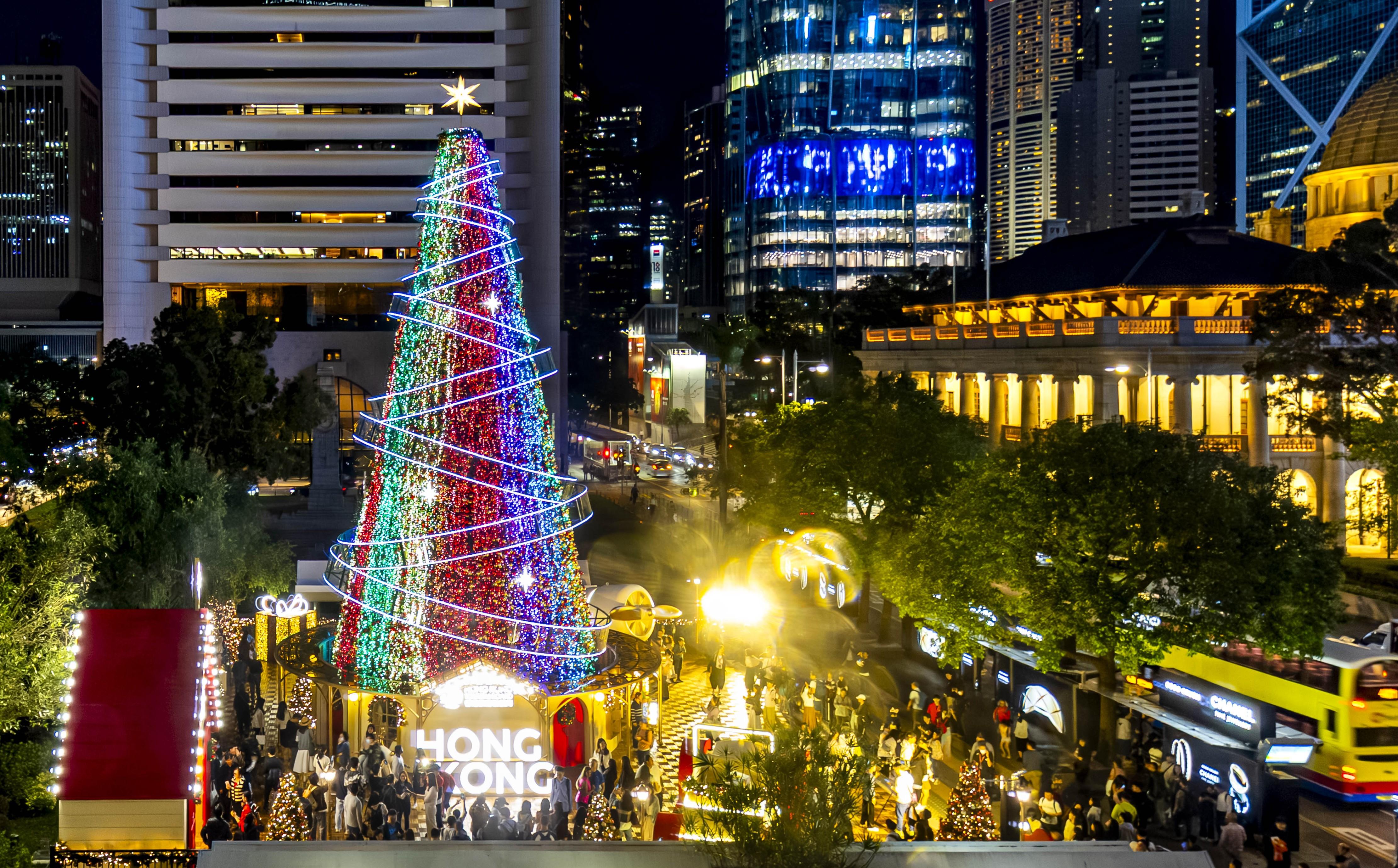 中環皇后像廣場「聖誕天地」 20 米聖誕樹