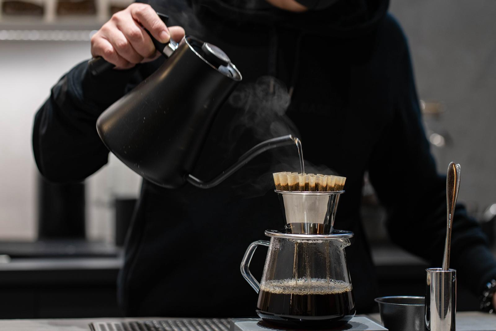 將於11月22日及23日舉辦限定頂級咖啡品味體驗,由COFFEE BASE咖啡師團隊專程來港沖煮聯名咖啡。