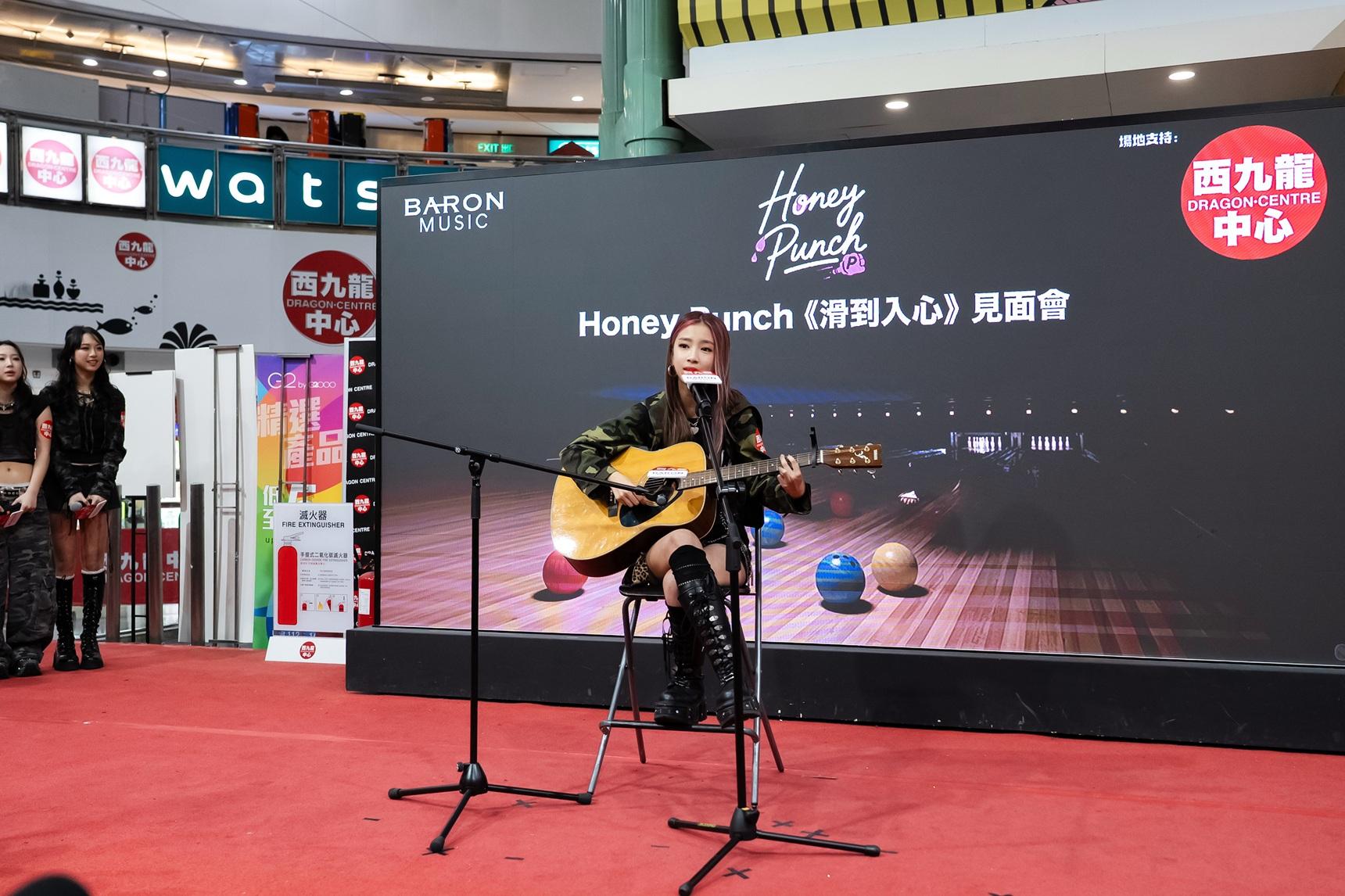 拿起結他自彈自唱的Colour。