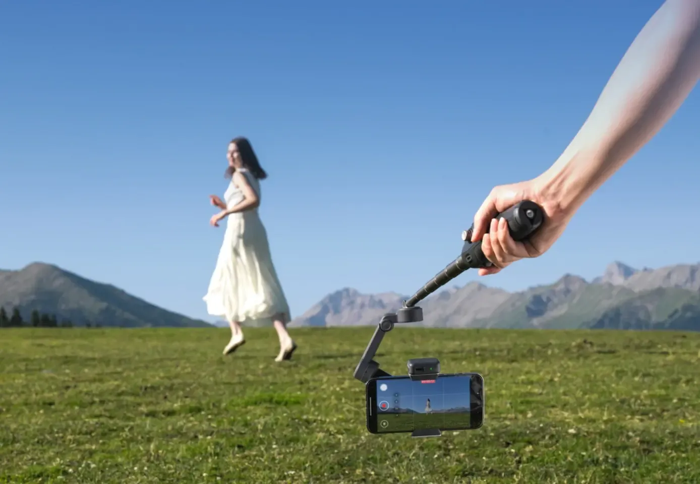 DJI Osmo Mobile 8內建延長桿可進行低角度拍攝。