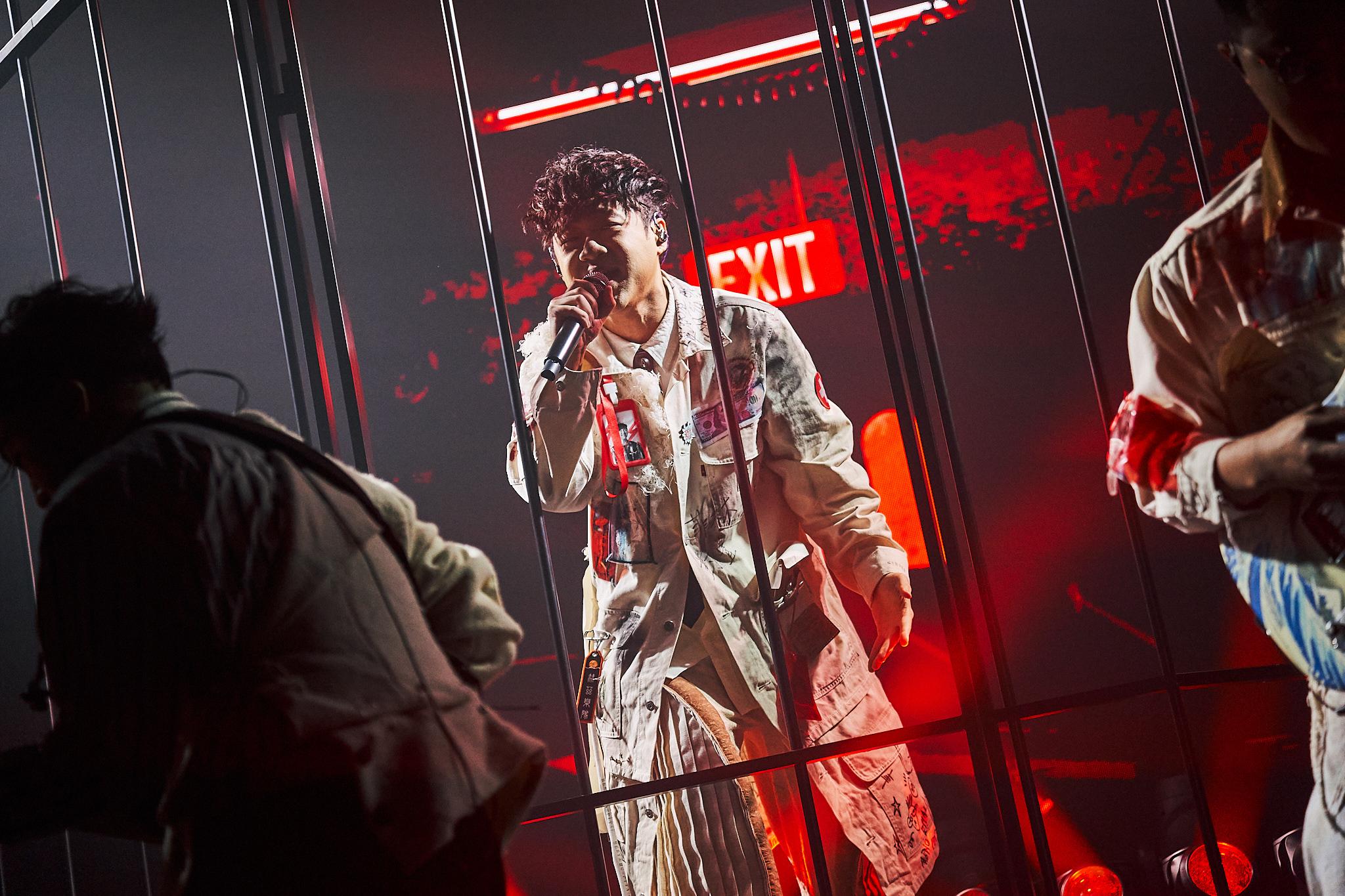 The Hertz主音Herman推開病院大閘登場。(攝Henry Cheung@seafoodhenry)