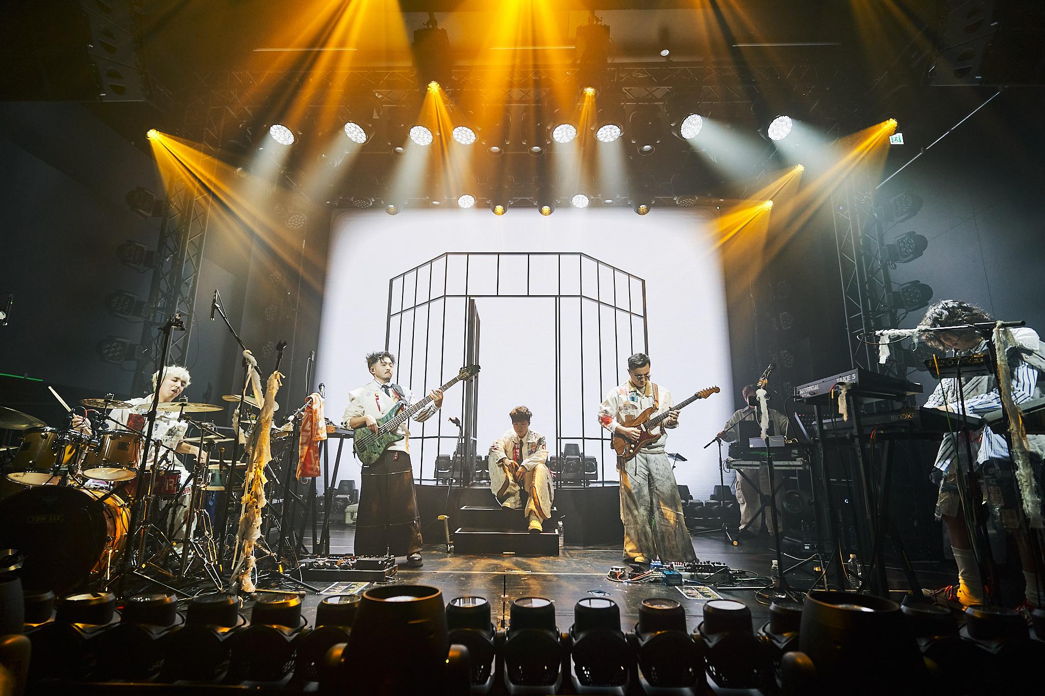 The Hertz演唱會在舞台中央大屏幕前,搭建一座「瘋人院大鐵閘」。(攝Henry Cheung@seafoodhenry)
