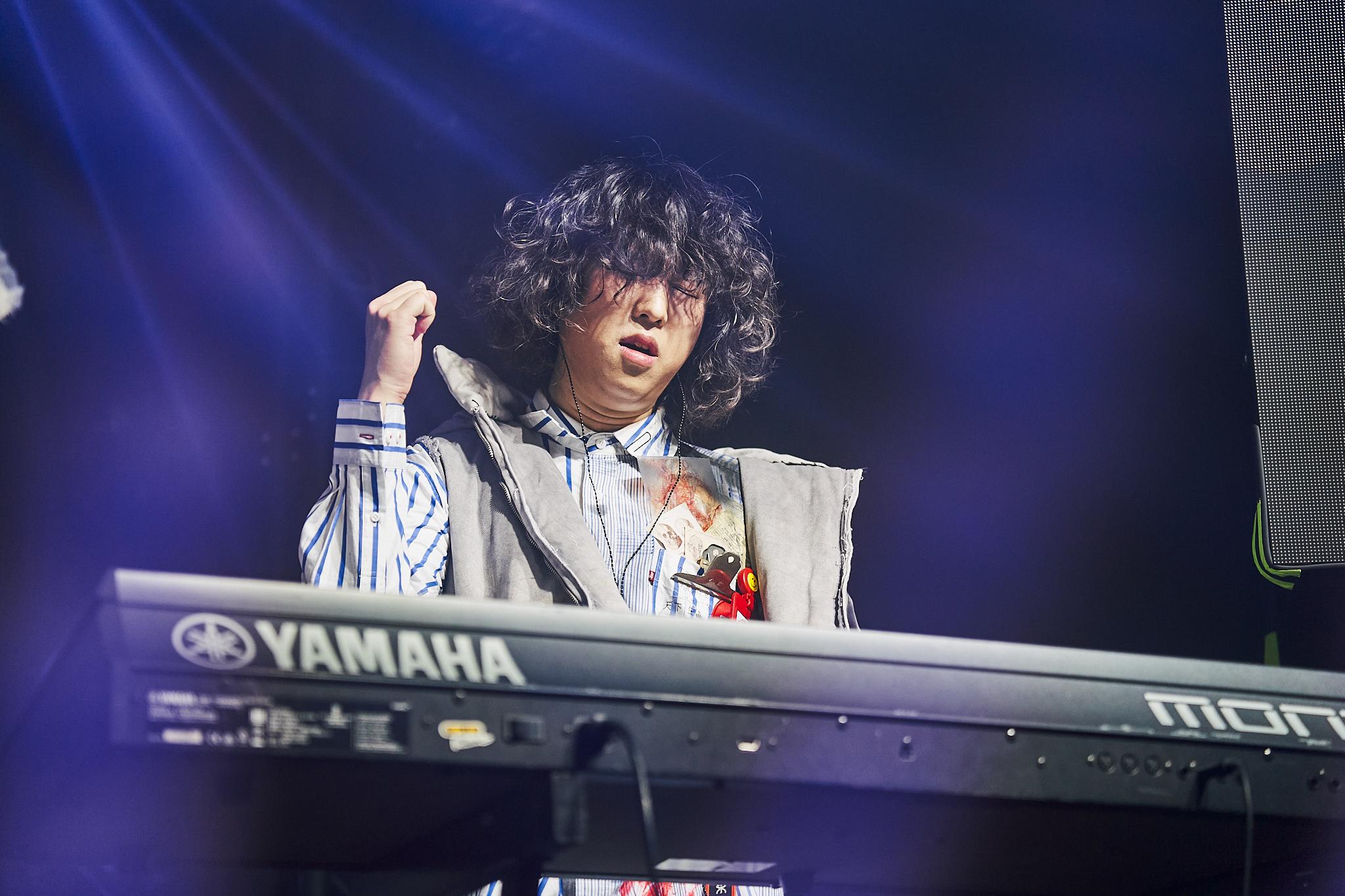 鍵琴手Him Hui,《The Hertz Live In 正常病院 2025》演唱會頭場。(攝:Henry Cheung@seafoodhenry)