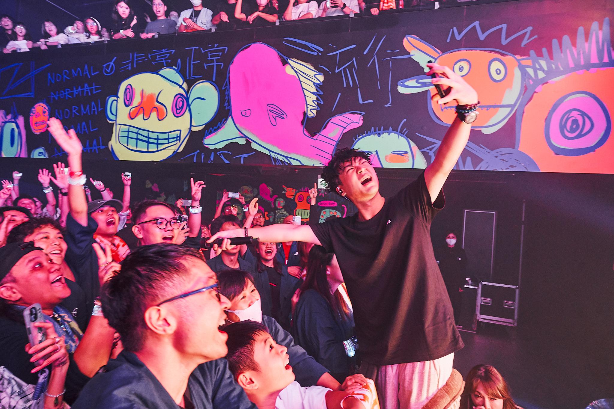 《The Hertz Live In 正常病院 2025》演唱會頭場,Herman走落台與觀眾自拍。(攝:Henry Cheung@seafoodhenry)
