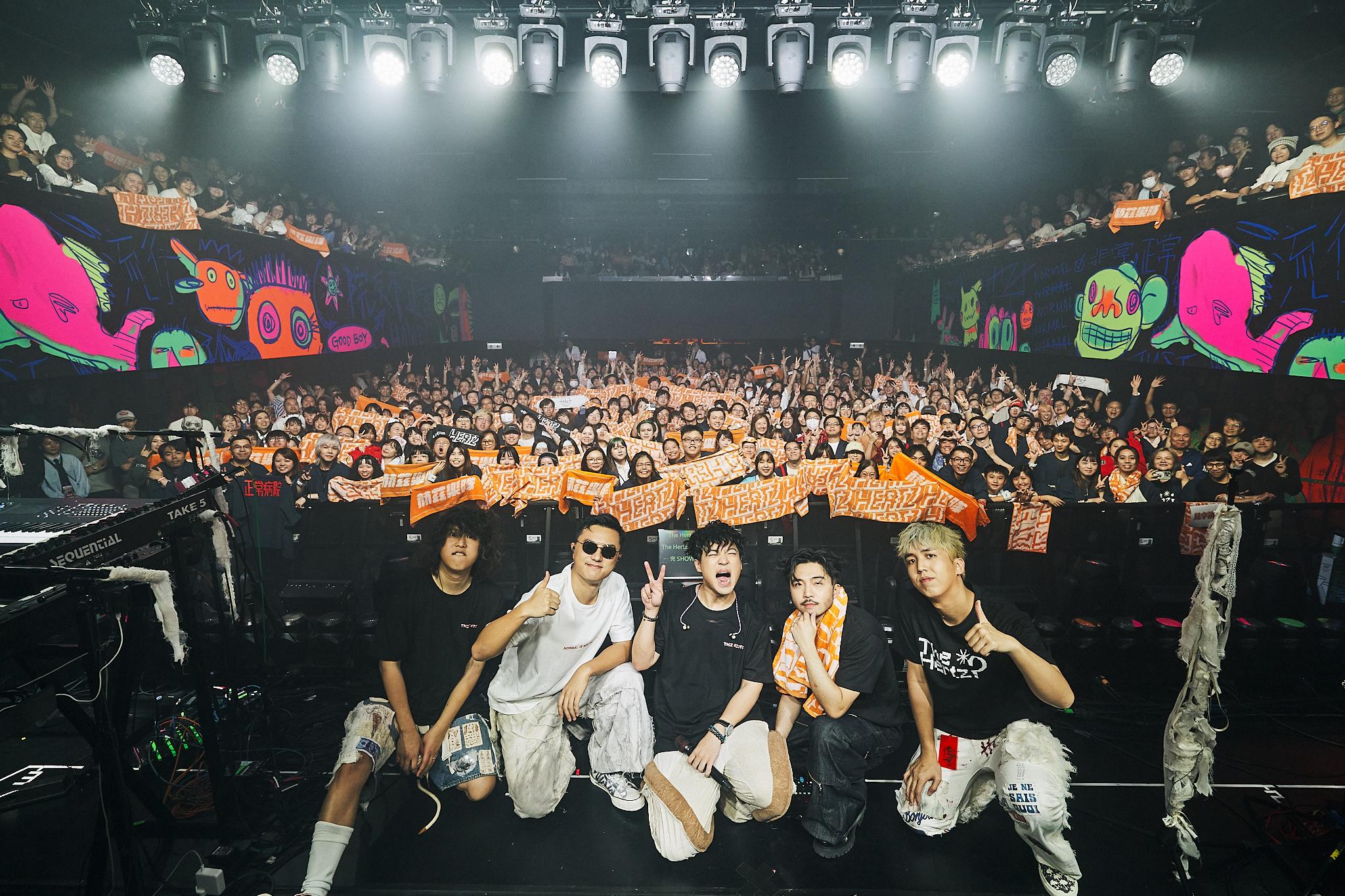 《The Hertz Live In 正常病院 2025》演唱會頭場,與觀眾大合照。(攝:Henry Cheung@seafoodhenry)