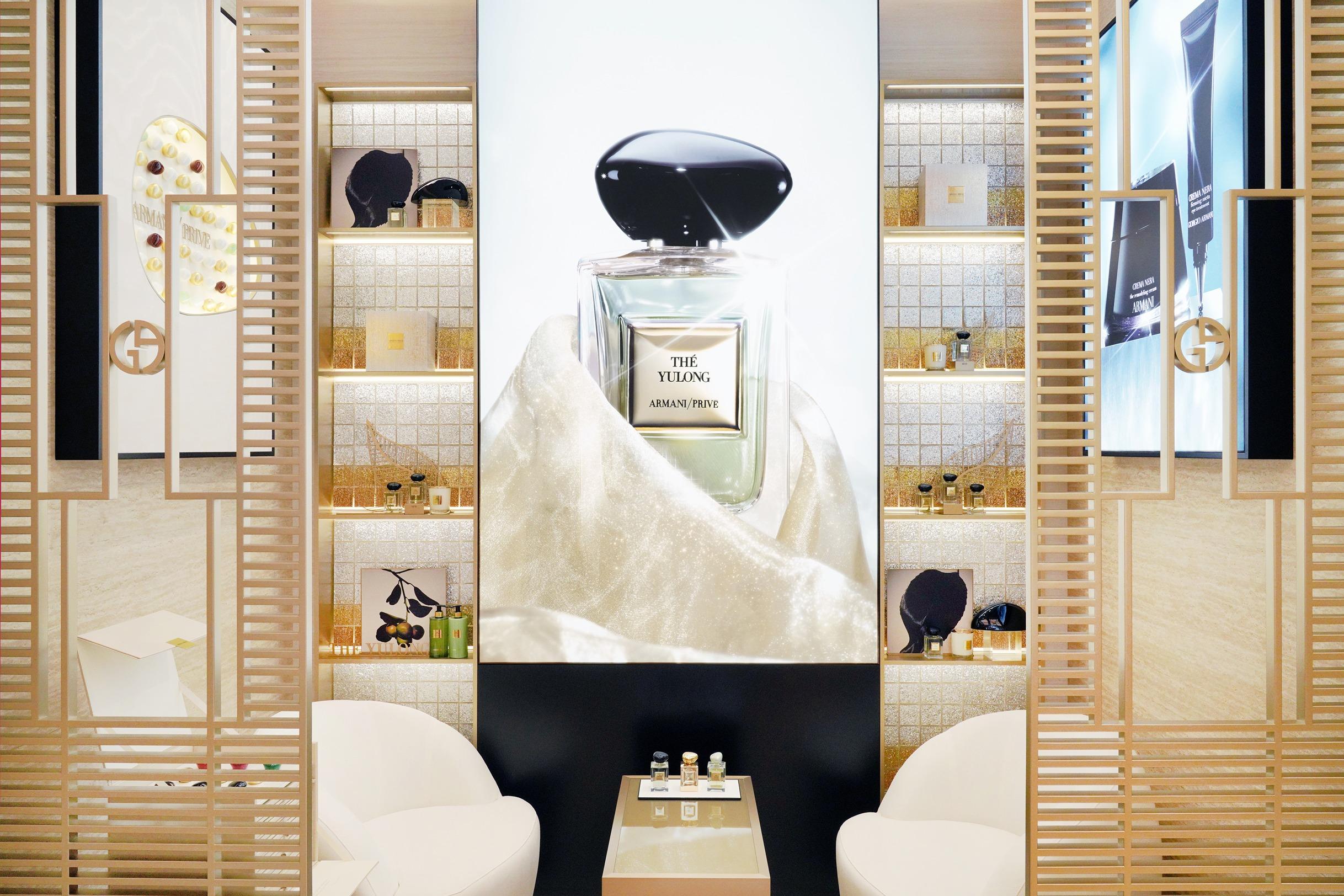 Privé Lounge以金色屏風分隔開,客人可以在Fragrance Expert協助下找出最適合的個人訂制香氣。