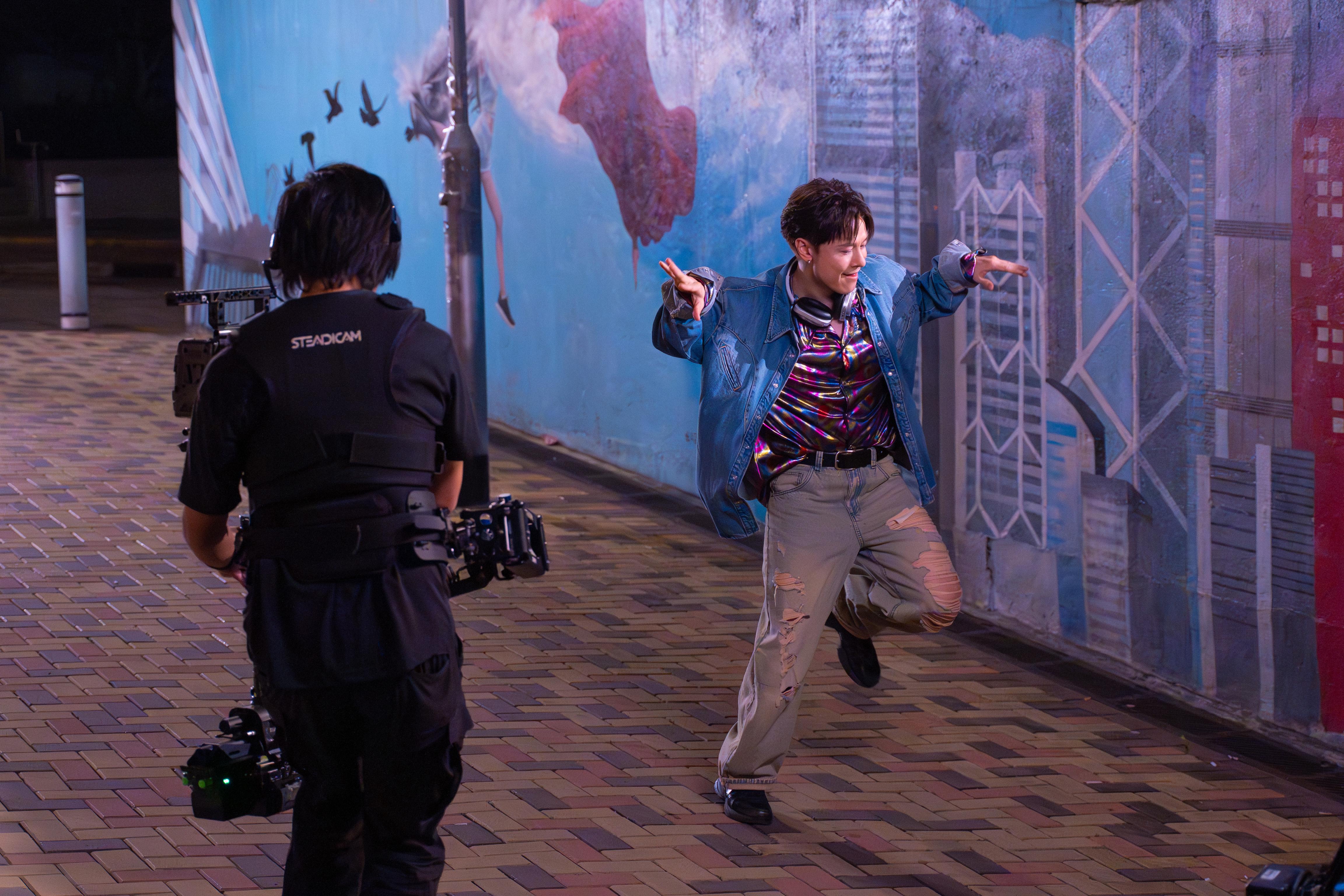 安仔在《伊甸有歌》MV挑戰跳舞。